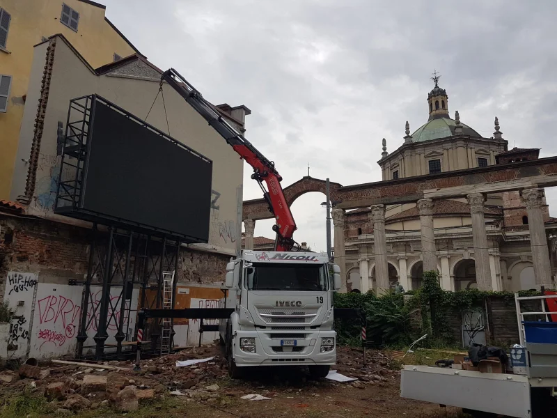 cantiere-con-autocarro-bianco-e-rosso