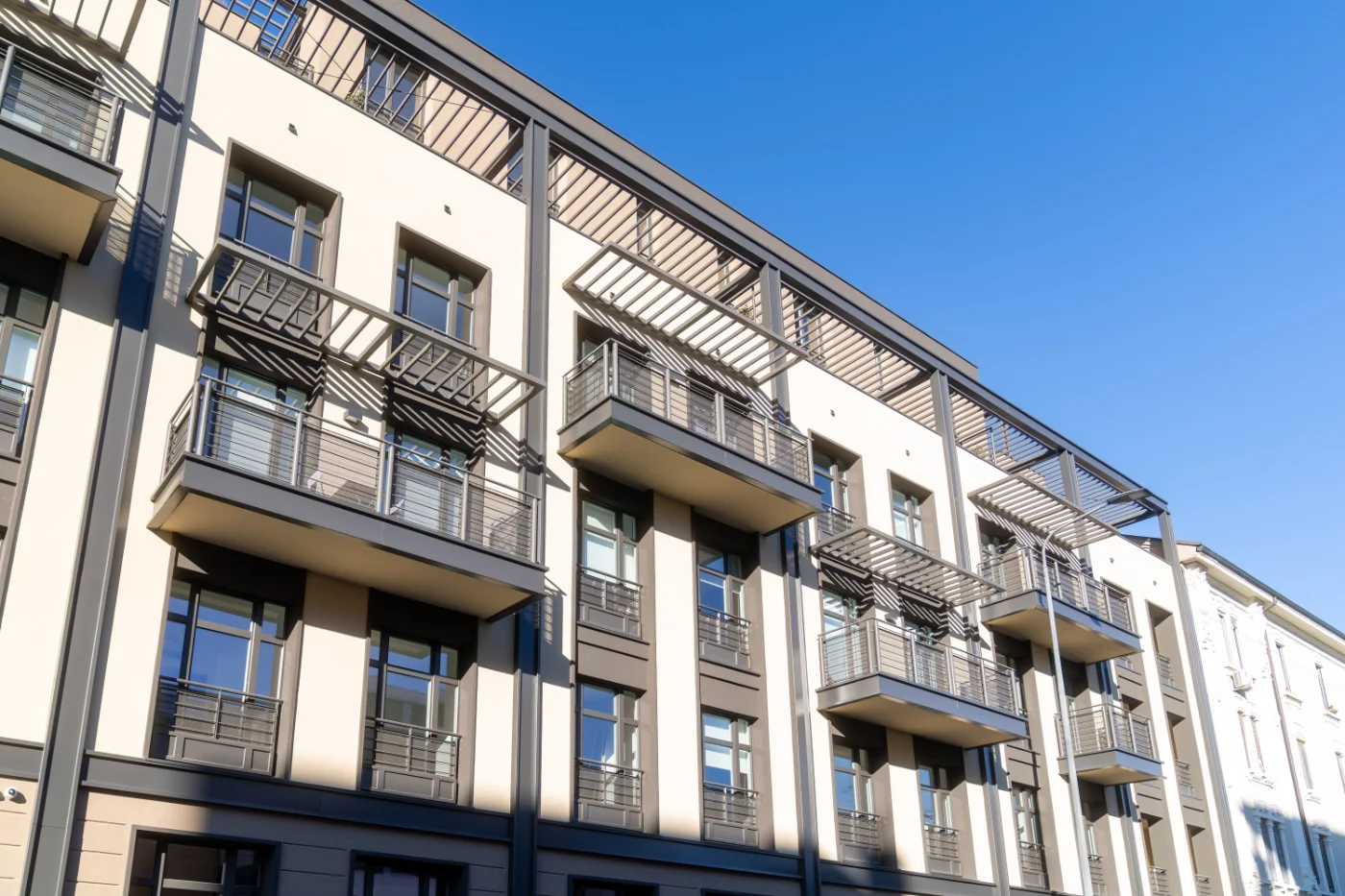 complesso-condominiale-con-balconi-in-ferro