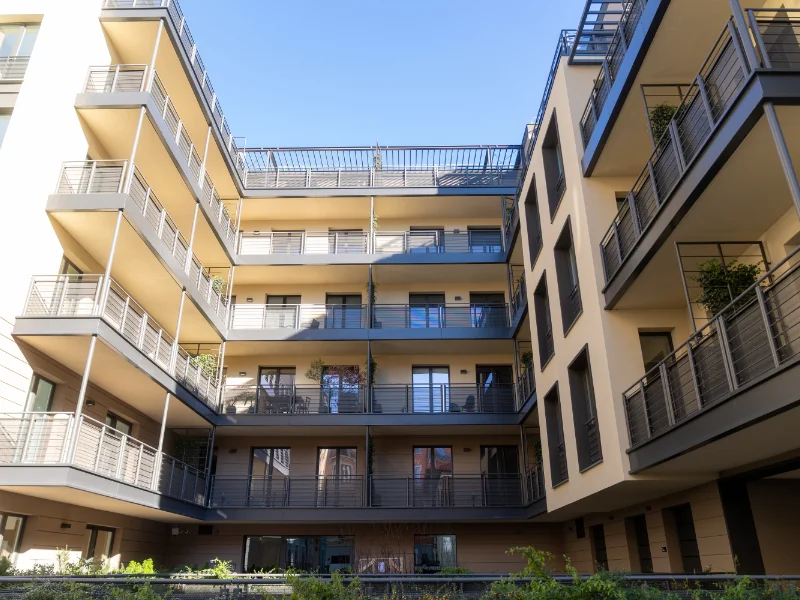 condominio-con-ringhiere-nere