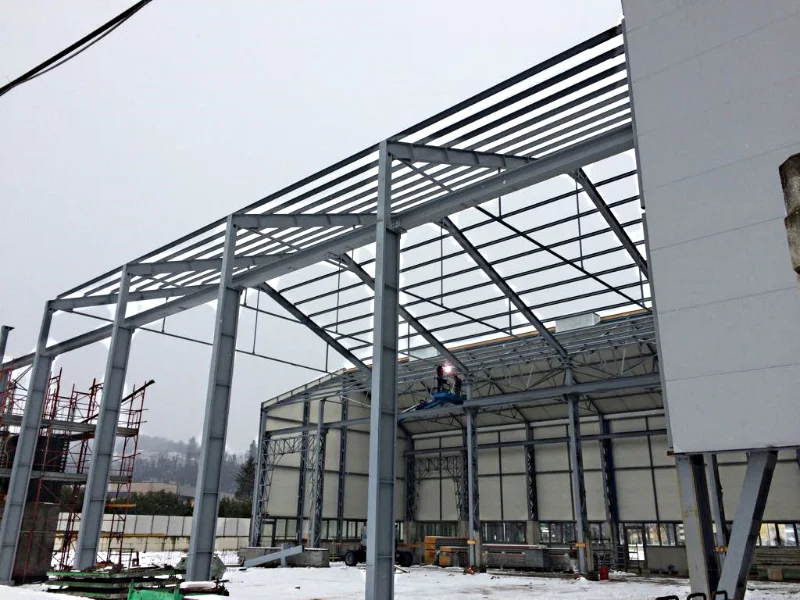 edificio-grigio-e-nero-in-lavorazione